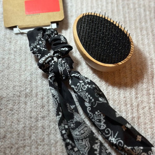 Stradivarius Hair Clip and Bag Brush new with gift ribbon