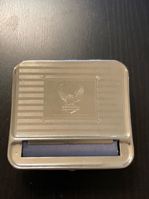 Metal cigarette rolling tool like new