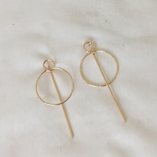 Minimal gold-tone earrings with geometric elements, new