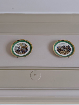 Vintage decorative plates set of 2 with Napoleon battle scenes, like new