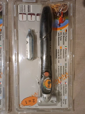 CO2 pump with manometer