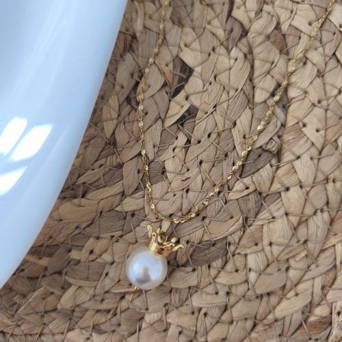 Pearl necklace with crown pendant