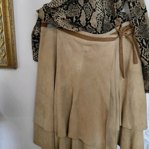 Pinko suede skirt used, size medium, beige