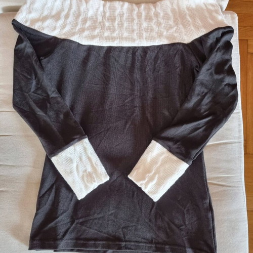 Blouse like new with nice boat neckline, size M, black and white