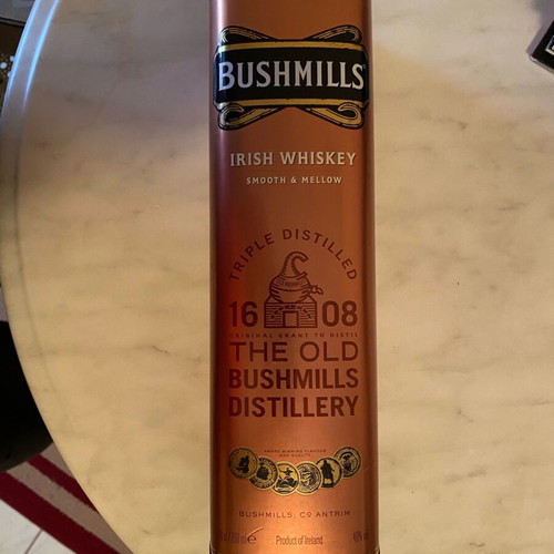 Whiskey collectible case like new