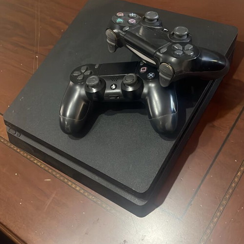 PlayStation 4 употребяван с 1 контролер и 3 игри