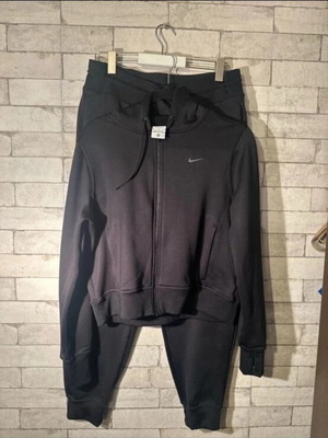 Nike tracksuit black like new, fits medium and large