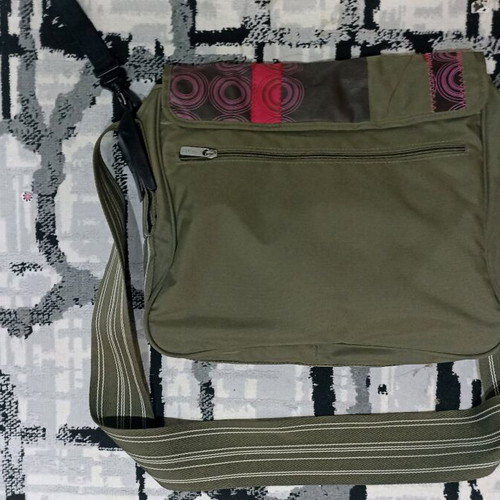 Laessig shoulder bag like new with multiple compartments