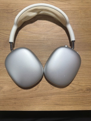 Apple AirPods Max used with signs of wear, model A2096