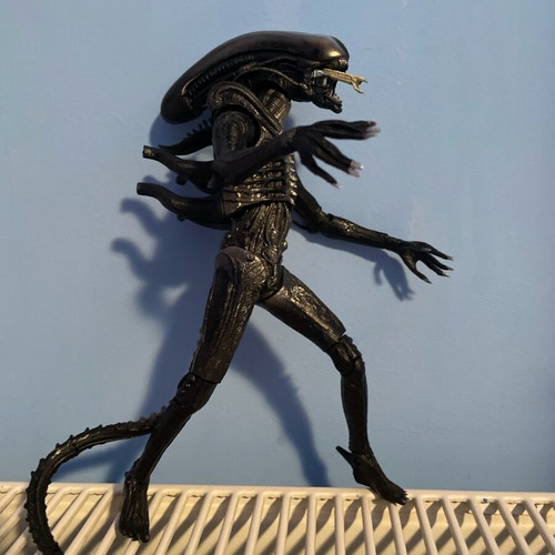 Alien action figure used, 24 cm, damaged right arm