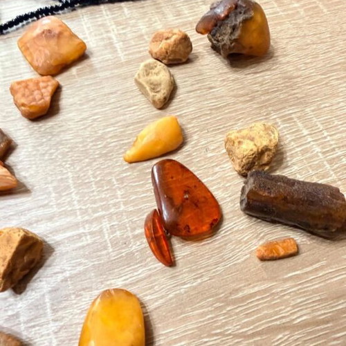 Amber lot used, pendants, raw pieces and necklace with pendant