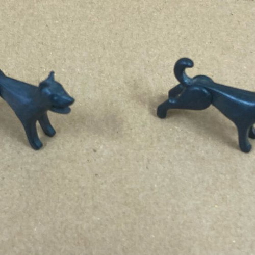 Playmobil 2 dogs used, one with broken tail