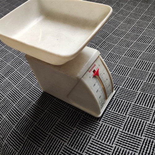 Vintage plastic scale Kwonnie 450gr used, 80s