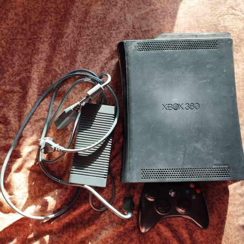 Xbox 360 120GB console with controller used