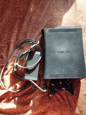 Xbox 360 120GB console with controller used
