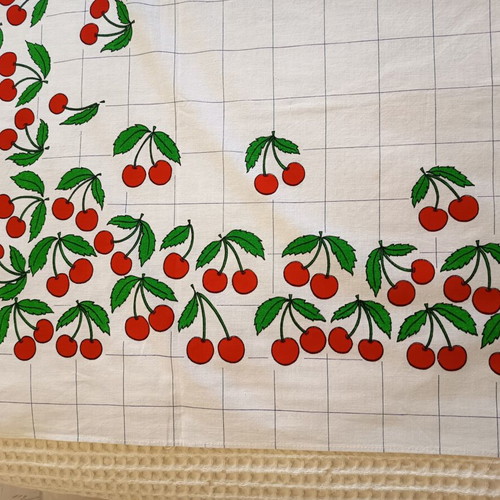 Vintage square tablecloth with cherries 130x130 cm like new