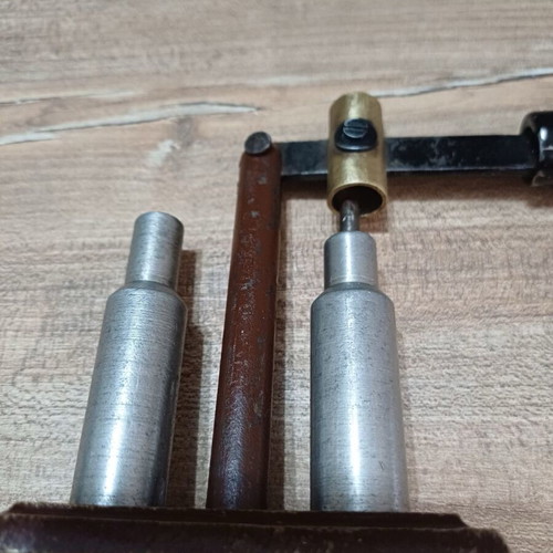Reloading tool for shotgun shells like new with brass base