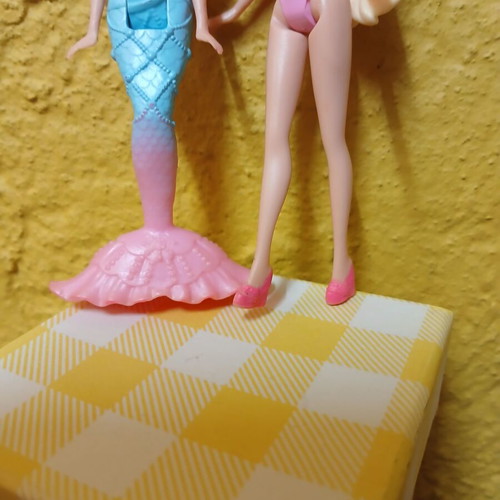 Barbies mini dolls used, pack of 2 pieces