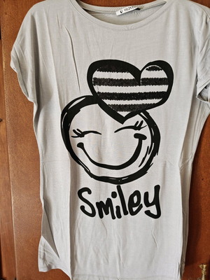 Short-sleeve gray top with print like new