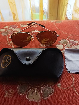 Ray Ban Unisex sunglasses with gold metal frame and brown lens like new