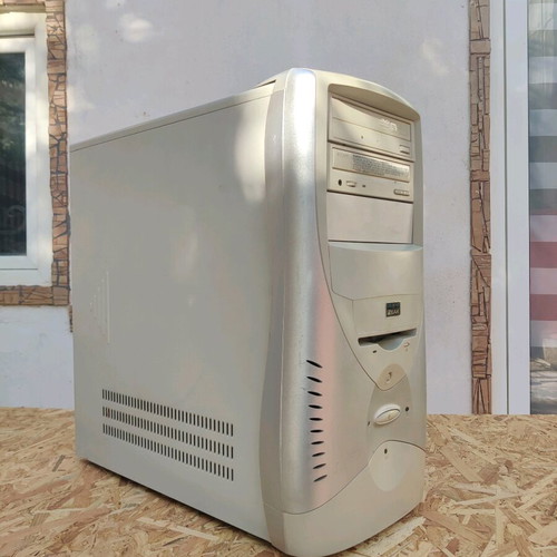 Retro Pentium 4 Desktop PC used with Windows XP