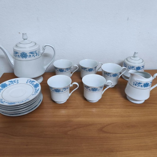 Porcelain tea set with 14 pieces and blue decorative design like new