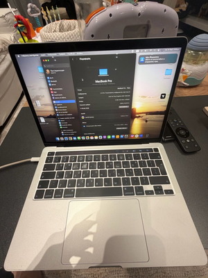 Apple MacBook Pro 13.3 ιντσών (2019) i5 8GB RAM μεταχειρισμένο με σημάδια στο καπό