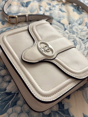 Nine West crossbody bag cream like new with case