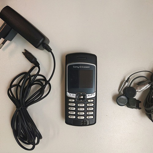 Sony Ericsson T290i used phone for collectors with charger and earphones
