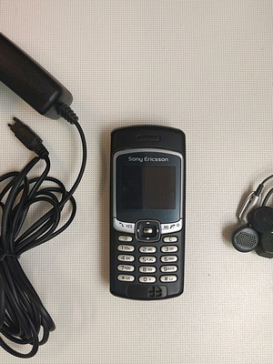 Sony Ericsson T290i used phone for collectors with charger and earphones
