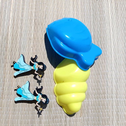 Wooden Jasmine Disney earrings with stainless steel clasp new, blue