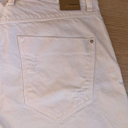 White denim shorts new with rips Stradivarius