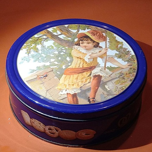Metal biscuit tin for storage with 18cm diameter