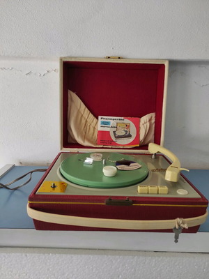 Old turntable used in good condition