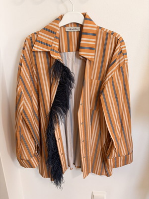 Milkwhite shirt with feathers like new, size M, orange