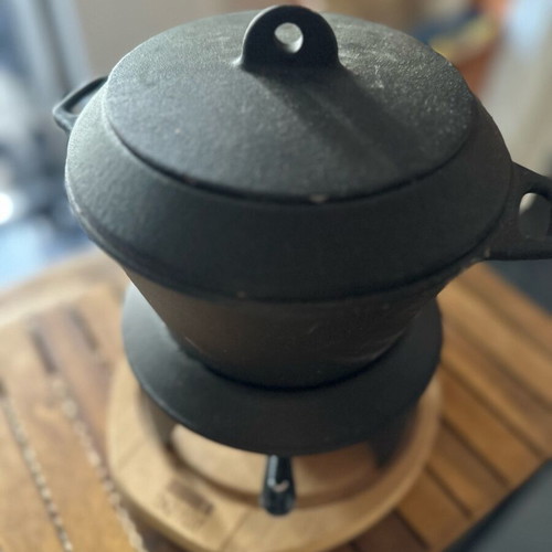 Vintage cast iron fondue for 8 people with 18 wooden sticks like new