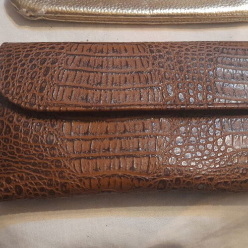 Leather wallet with 4 brown shades