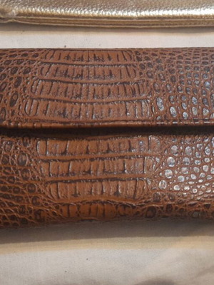 Leather wallet with 4 brown shades