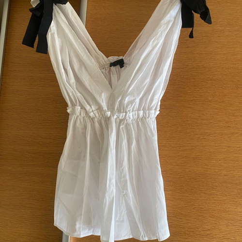 ISO T-shirt like new with yoga, black and white