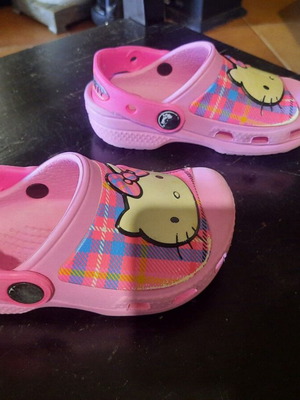 Crocs Hello Kitty Sanrio kids clogs pink C8/9 EU 24–26
