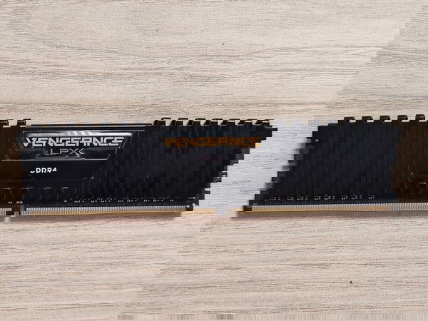 Πωλείται η μνήμη DDR4 Corsair Vengeance LPX 8gb 3000 Mhz