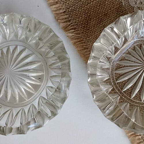 Glass ashtrays like new, set of 2
