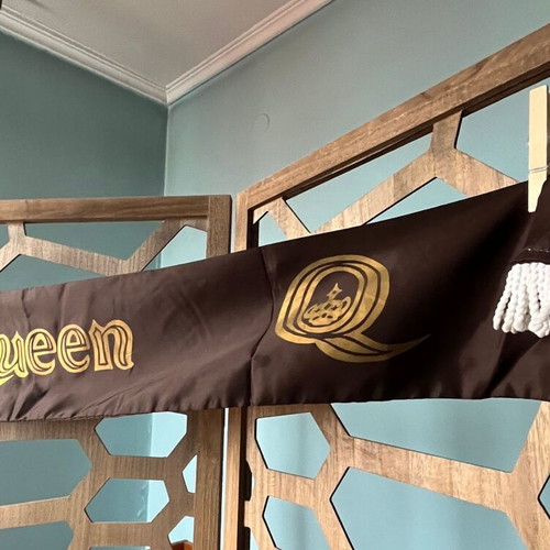 Queen Scarf like new, collectible 80s