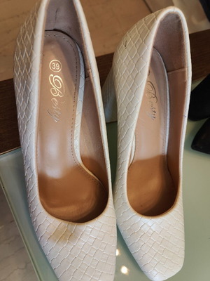 Betty London white pumps with embossed croc texture size 39 like new