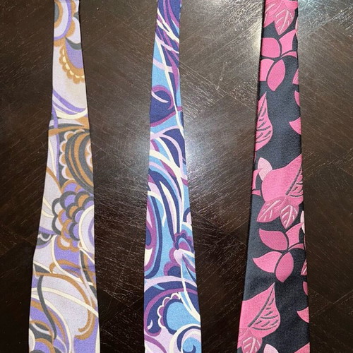 Set of 3 ties like new with modern patterns in purple, blue and pink