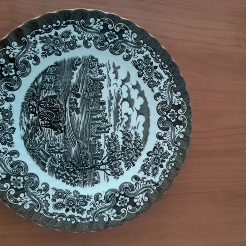 Porcelain plates like new, set of 2 pieces