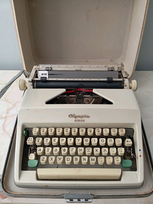Olympia Monica typewriter like new with case