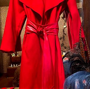Παλτό μεσάτο με υπέροχο κόκκινο χρώμα, ελαφρύ ύφασμα, έως το γόνατο.