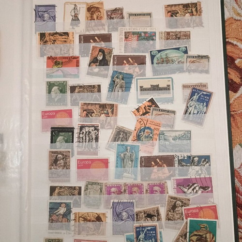 Collectible stamp collection like new, over 250 pieces