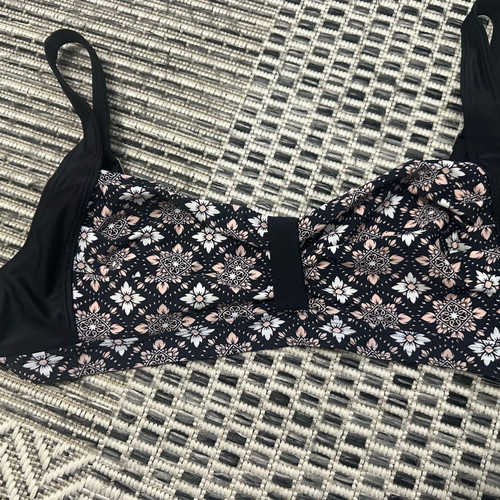 Swimwear bikini top like new, size M 46/48, black and white